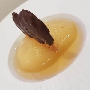 Poire Confite Au Meursault, Tuile Au Chocolat Noir - Aymé Vadim - 510486