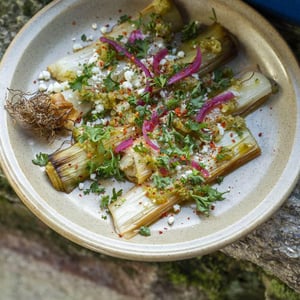 Poireaux Rôtis, Feta Et Sauce Acidulés - Canailles Guinguette - 572687