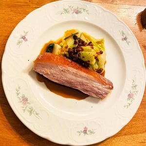 Poitrine De Cochon Croustillante, Légumes Verts Glacés Et Condiment Xo - Chez Marie Jo - 756474