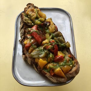 Poivrons Marinés Sur Une Tartine De Pain De Seigle Germé - l’Abri - 368920