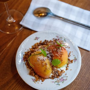Pomme confite, fromage blanc acidulé & crumble de pain - L’Un des Sens