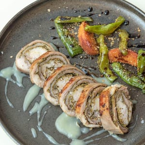 Porchettina Di Coniglio Su Crema Di Patate Al Limone Insalatina Di Friggiteli E Pesche Grigliate - Casadora - 464816