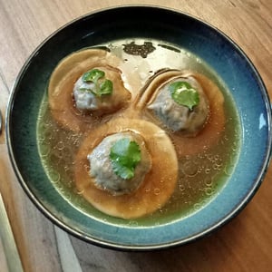 Ravioles De Légumes Au Gingembre, Bouillon Corsé De Champignons, Huile De Citronnelle - Ooli Restaurant - 731244
