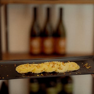 Ravioli Di Pasta Fresca Ripieni Di Ricotta E Limone Serviti Con Burro Infuso Al Limone, Parmigiano E Pistacchio Dop Di Raffadali. - Siculishh - 763879