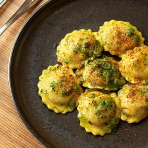Ravioli Ripieni Di Totani, Patate E Limone Con Salsa Di Aglio, Olio E Peperoncino - Casadora - 464710