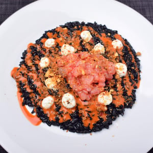 Risotto Al Nero Di Seppia, Battuta Di Gambero Rosso, Mollica Di 'Nduja E Olio Al Basilico - Cerchio Rosso - 604857
