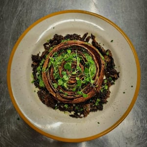 Rosace de pommes de terre, morilles et beurre persillé - Les Mets Chai, le resto