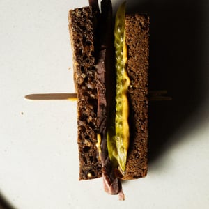 Sandwich Di Segale Con  Pastrami Di Cuore, Cetriolini E Senape - Orma - 719667