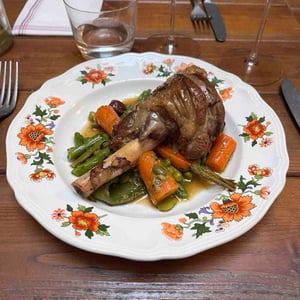 Souris d’ageau des alpilles confit au vin blanc et legumes de printemps, olives noires - Léone