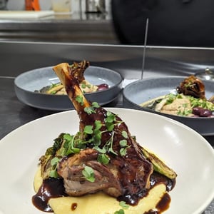 Souris d'agneau, polenta et sucrine - Les Mets Chai, le resto