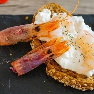 Tapas con stracciatella e gambero violetto di Mazara - Movino
