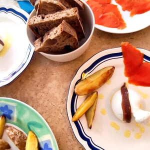 Tapas Di Burrata Di Bufala Con Acciughe Della Sardegna E Salmone Selvaggio - Solovino Enoteca Naturale - 671330