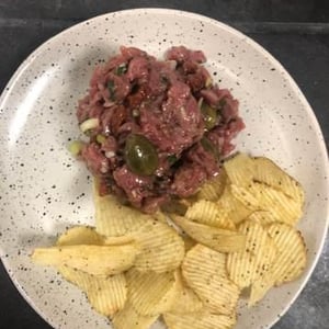 Tartare De Boeuf Au Couteau (Tomates Séchées, Basilic, Cébette, Oignon Rouge, Piment, Fleur De Câpre, Vinaigre De Riz) Et Chips Aux Olives - La Dégust Nature - 513588