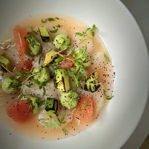 Tartare de St Jacques, suprême de pomelo, avocat - Les Mets Chai, le resto