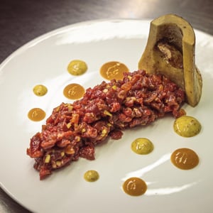 Tartare Di Manzo Frollato Con Midollo Alla Brace, Citronette Di Senape E Composta Di Susine - Laboratorio - 783753