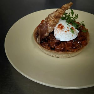 Tartelette au boudin noir, chips de couenne de cochon et œufs de poisson - Les Mets Chai, le resto