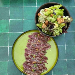 Tataki De Boeuf Mariné À L’Huile De Sésame, Sauce Soja, Et Pickles De Moutarde - Les GaRnements - 628178