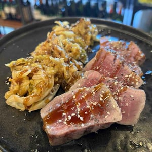 Tataki Di Tonno, Salsa Teriaky E Verza Saltate. - Parbleu cafè - 714208