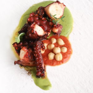Tentacoli Di Polpo Su Crema Di Zucchine, Salsa Alla Pizzaiola E Ceci - Il Vespero - 793260