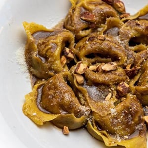 Tortelli Ripieni Di Zucca Ed Erbe Aromatiche Con Fondo Di Carne E Mandorle Tostate - Casadora - 464708