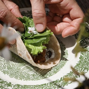 Piadina Di Stracotto Di Agnellone, Salsa Tzatziki E Insalata Di Erbe Spontanee - Casa Colet - 970276