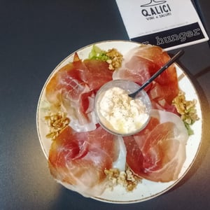 Al Piatto - QALICI VINI E SALUMI - 971519