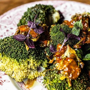 Brocoli Roti, Condiment Cacahuetes, Sauce Chimichurri - Gamin - 855470