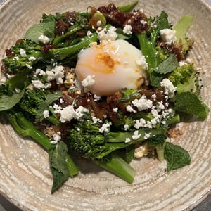 Brocolini Grillé, Oeuf Parfait, Sarrasin Grillé Et Chili Oil - Vermillon - 1304393