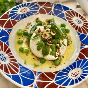 Burrata, Petits Pois, Noisettes Toastées - La Vie en Rouge - 933808