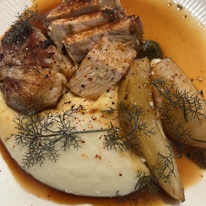 Carré De Cochon, Purée De Pommes De Terre, Poires Rôties, Jus - Vermillon - 1304395