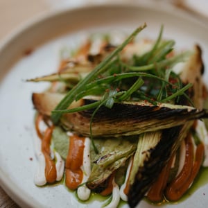 Chou Pointu Grillé, Ketchup De Rhubarbe, Pesto De Fanes - Bouliche - 923371