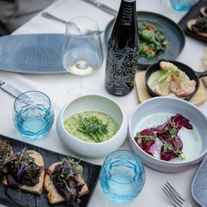 Cucumber Soup, Beetroot Ravioli, Braised Oak Leaf Lettuce And Weszeli Caractère Grüner Veltliner - LUKE’s Wohnzimmer - 930381