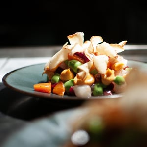 Ensaladilla De Raíces Y Tubérculos Con Mayonesa De Sobrasada - ATIPICAL - 1294131