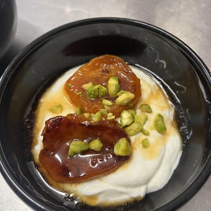 Fromage Blanc, Abricots Rôtis Au Miel D’Acacias Et Romarin, Éclats De Pistache - Restaurant La Halle - 943030