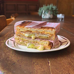 Grilled Cheese Au Pastrami De Veau Et Comté 24 Mois - La Vie en Rouge - 933807