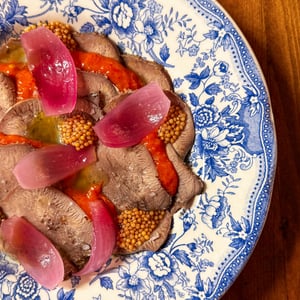 Lingua Di Cabannina, Senape Al Miele Fatta In Casa, Cipolle Di Zerli Al Vermentino, Salsa Di Cuori Di Bue Bbq - L’Articiocca Cucina e Bottega - 941831