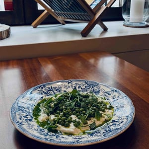 Guisantes de Juviles a la brasa con burrata - Manigua Casa de Comidas