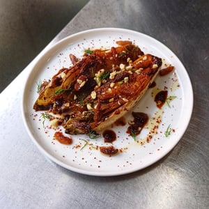 Indivia Belga Glassata Al Miso Con Uva Sultanina, Pinoli E Sommacco - Pestapepe - 912665