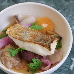 Poisson Du Jour Snacké, Patate Douce Rôtie, Radis Mariné À La Mandarine, Dashi Au Shiitake - Brasserie Basa - 1307497