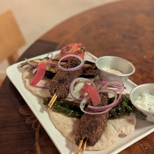 Kebab Artigianale Servito Con Salse Mayda E Tzatziki - MAYDA - 941648