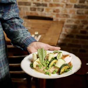 Filet De Volaille Rôti, Purée De Patates Douces, Courgettes Sautées, Petits Pois, Jus De Volaille Au Shiso - La cantine Champ Libre - 904131