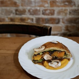 Wellington Végétarien À La Courge, Aux Champignons Et Aux Épinards, Purée De Courges, Jus Végétal Corsé - La cantine Champ Libre - 904129