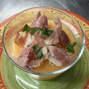 Gaspacho De Melon, Parmesan Copeaux, Amandes Torréfiées Et Chiffonnade De Jambon - Restaurant La Halle - 943032