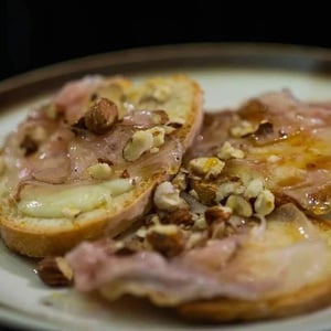 Pecorino Toscano Dop, Guanciale Croccante, Nocciole E Miele - La Vecchia Nicchia - 928641