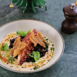 Poulpe Fumé, Ajo Blanco, Oignons Rouges, Haricots Noirs, Habanero - Brasserie Basa - 1307495