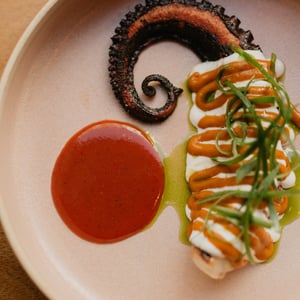 Poulpe Grillé Sauce Teriyaki, Gwell, Mayo Épicié Et Huile Verte - Bouliche - 923351