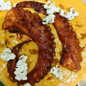 Poulpe Snacké Au Paprika Fumé Sur Sa Crème D'Oignons Et Maïs Grillés - La Cuisine Des Halles - 914570