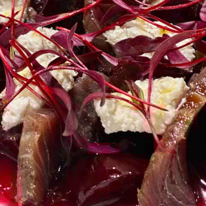 Remolacha asada con bonito curado en casa y requesón - Manigua Casa de Comidas