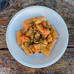 Rigatoni Con Cozze, Salicornia, Salsa Di Datterini E Olio Al Basilico - Pestapepe - 944328