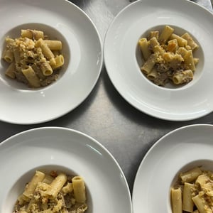 Rigatoni Su Ragù Di Vitello E Crumble Di Parmigiano - Ristorante il Pino - 944317